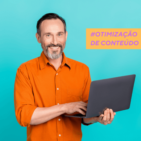 homem com notebook e mensagem de otimização de conteúdo