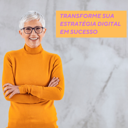 mulher com escrito ao fundo sobre estratégia digital