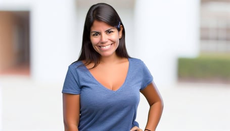 mulher de azul sorrindo