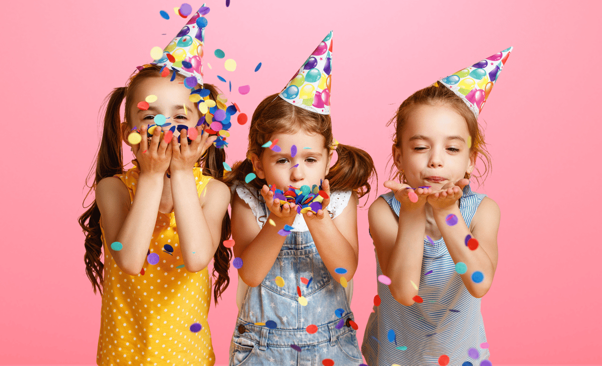 crianças comemorando com decoração de festa