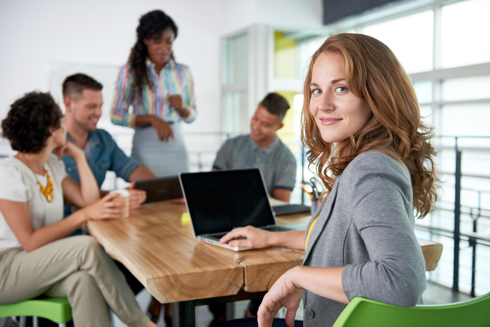 mulher casual em uma mesa em reunião