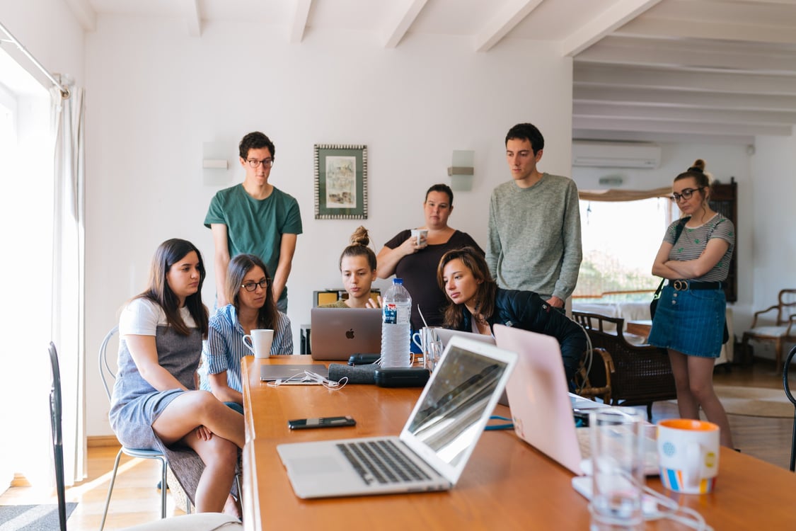 pessoas novas em uma sala de reunião