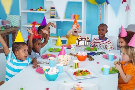 Crianças bem novas em uma festa de aniversário