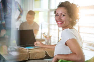 mulher sorridente usando o notebook