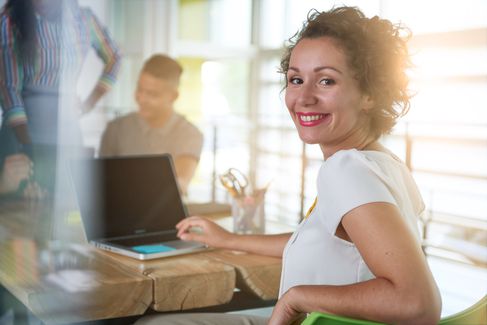 mulher sorrindo no ambiente de trabalho 