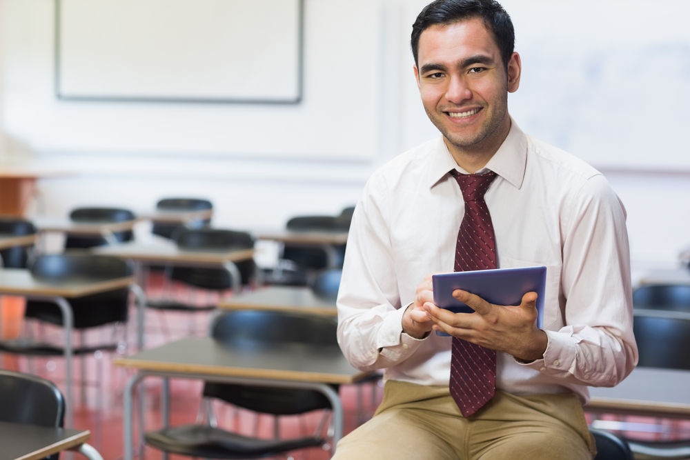 homem na sala de aula com tablet