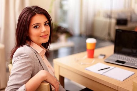 mulher sorrindo em um escritório de marketing digital