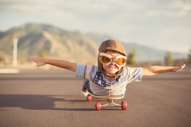 criança andando de skate