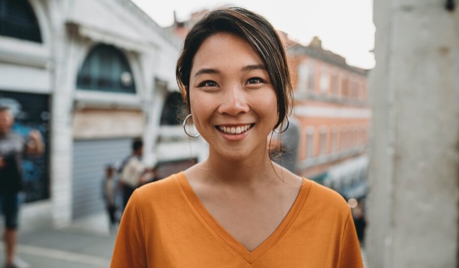 mulher na rua sorrindo