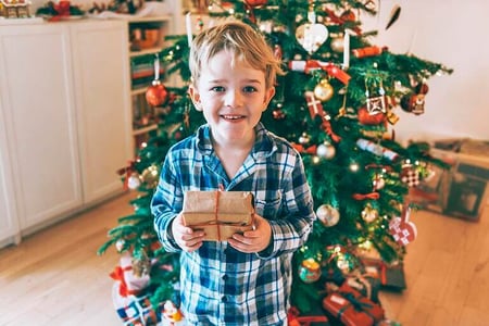 menino feliz com o presente de natal