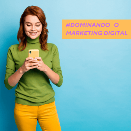 mulher com escrito sobre dominar o marketing digital