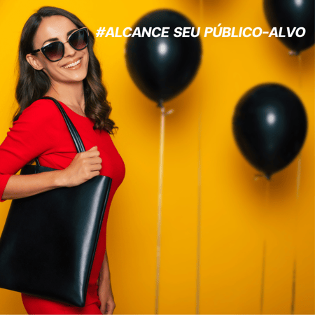 mulher com escrito sobre público-alvo ao fundo