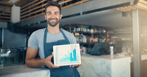 homem segurando um tablet com gráfico