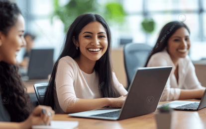 mulher sorrindo no ambiente de trabalho 