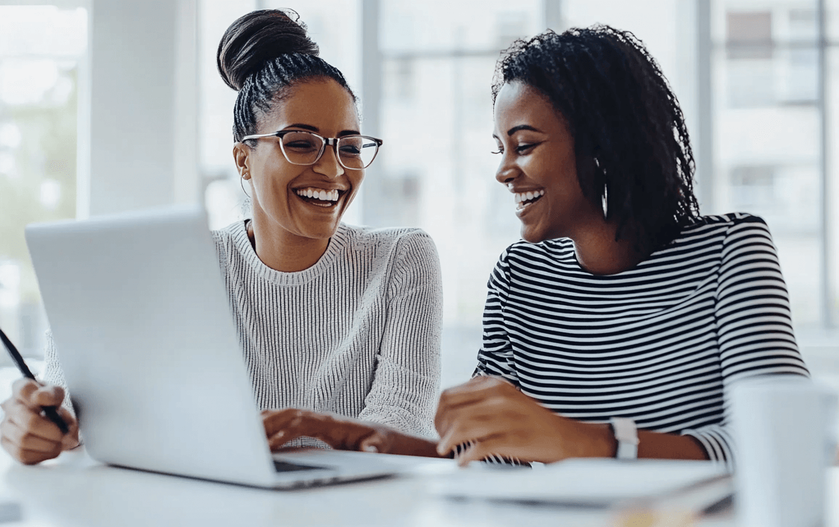 duas mulheres conversando no escritório 