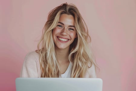 mulher sorrindo com notebook na frente