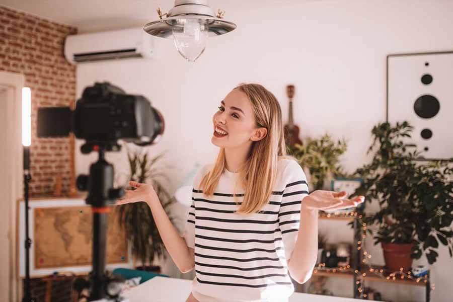 Mulher sorrindo em uma sala