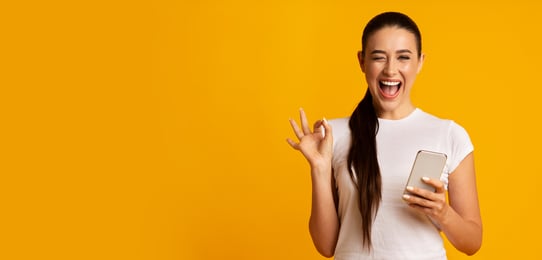 mulher feliz com celular na mão