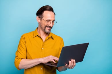 homem feliz usando computador