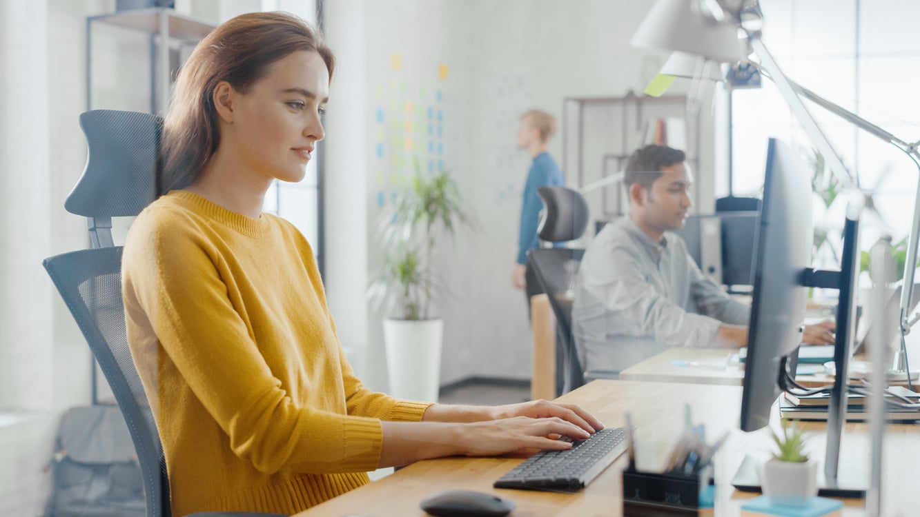 mulher em escritório usando o computador