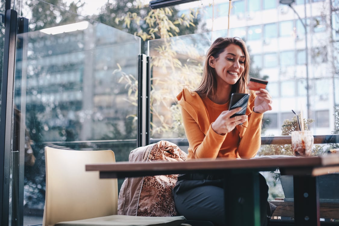 mulher com cartão de crédito em um café