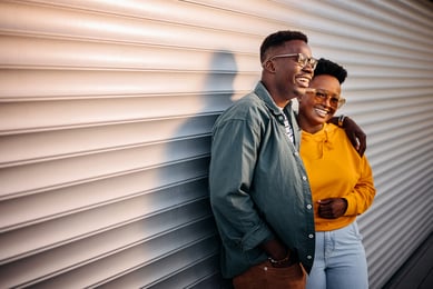 casal feliz se abraçando