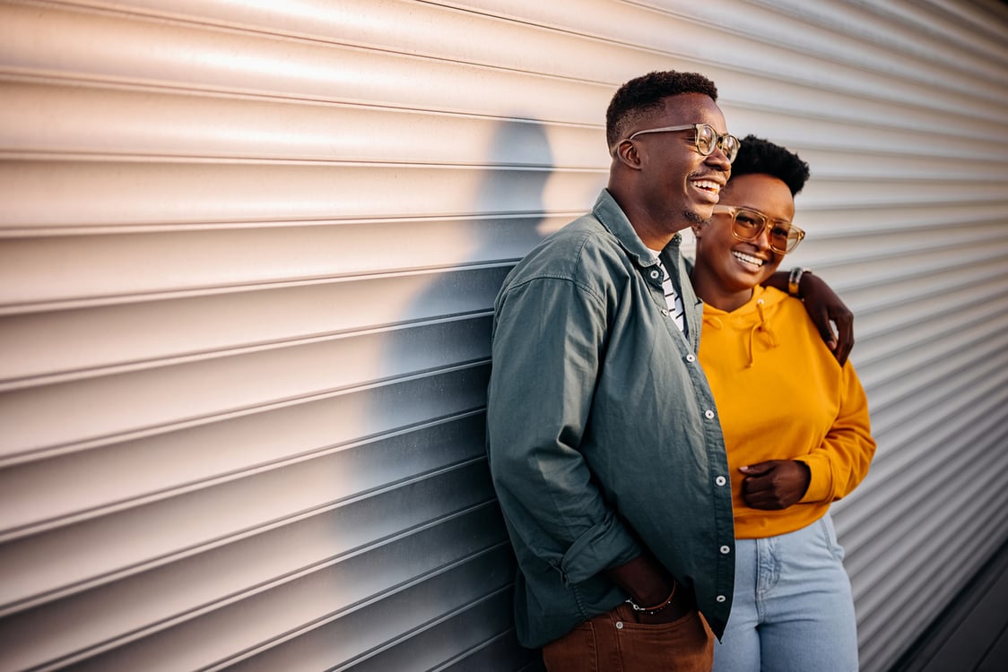 casal feliz se abraçando