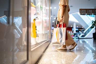 mulher fazendo shopping com sacolas