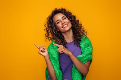 mulher feliz apontando para o lado