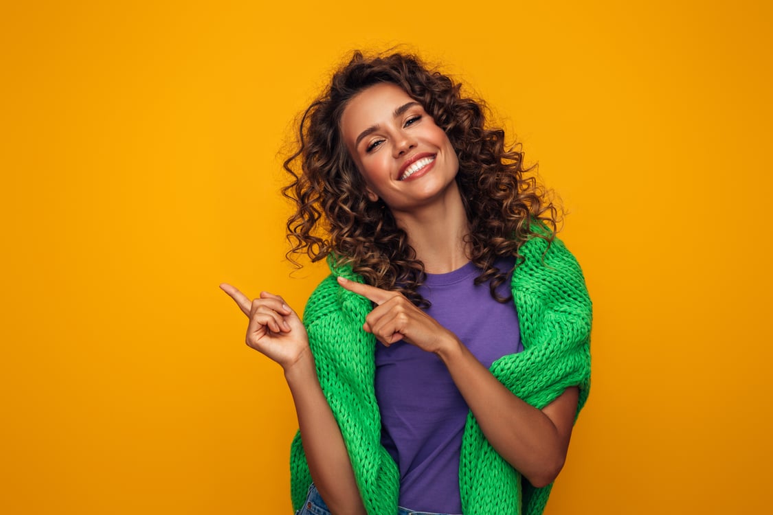 mulher feliz apontando para o lado