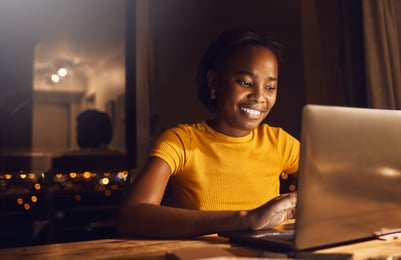 mulher sorrindo vendo o computador