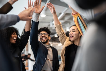 colegas de trabalho comemorando no escritório 