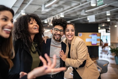 Time de 4 pessoas felizes em um escritório