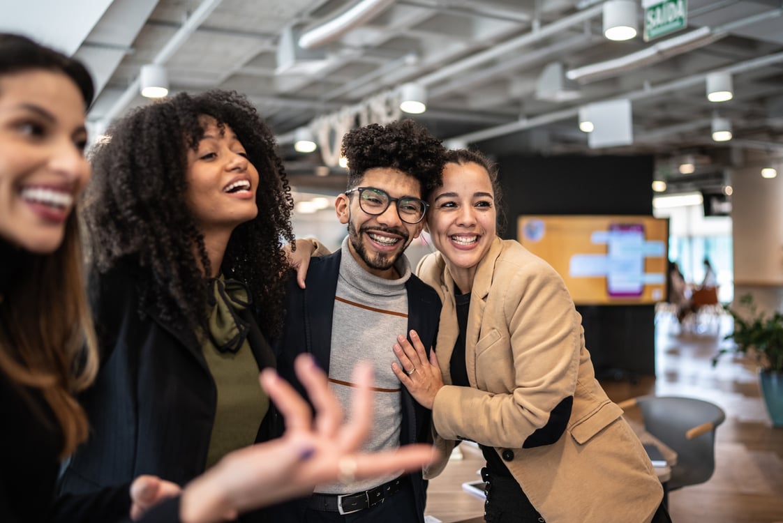 Time de 4 pessoas felizes em um escritório