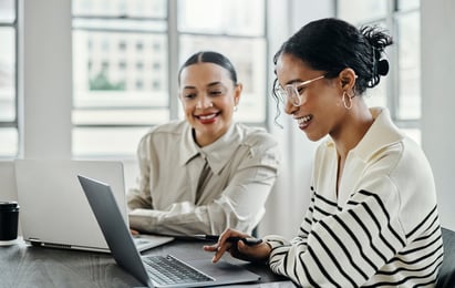 Mulheres de negócios, laptop no escritório 