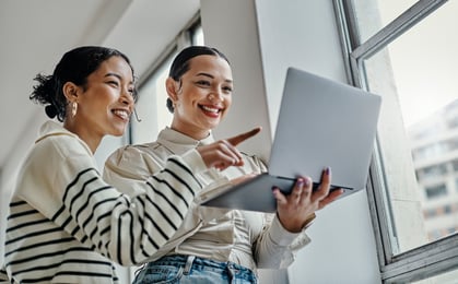 Laptop, planejamento e mulheres no escritório 