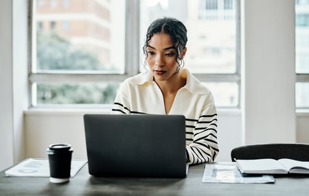 Laptop, mulher e gerente de mídia social digitando