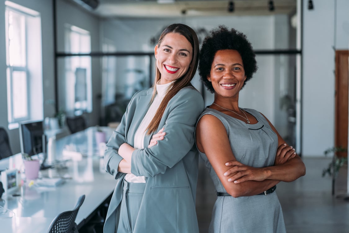 equipe de duas mulheres em escritório