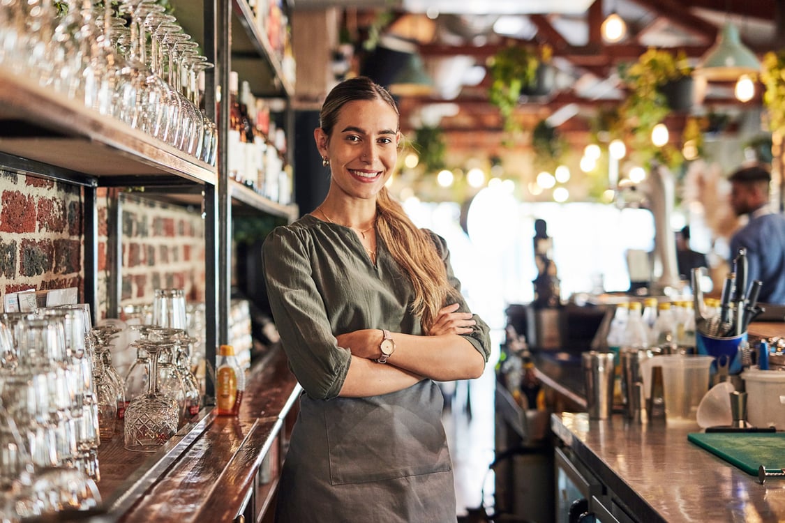 mulher com sorriso no balcão do restaurante bar