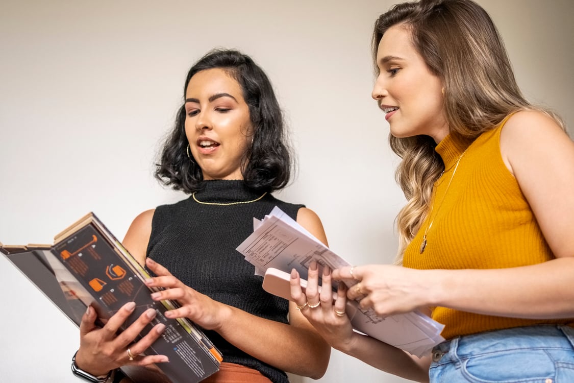 mulheres com mapas na mão debatendo