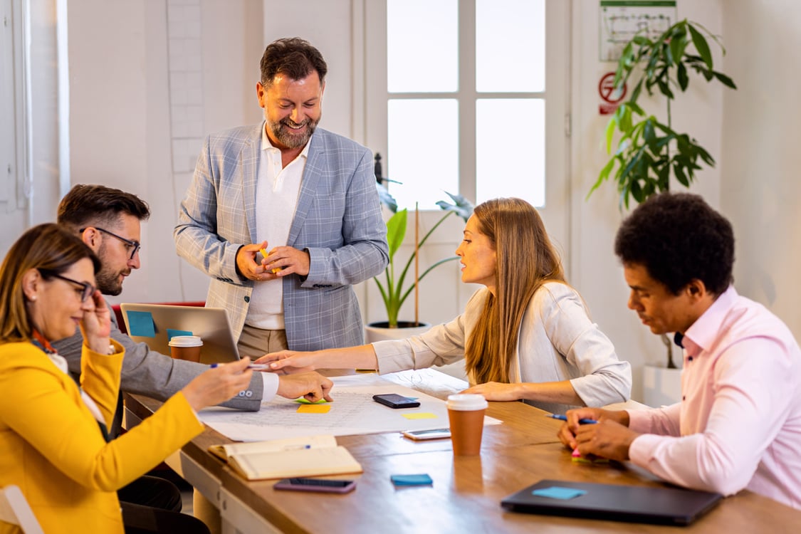 pessoas em uma sala de reunião confraternizando