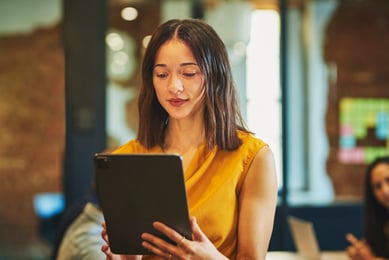 Mulher usando tablet em um escritório