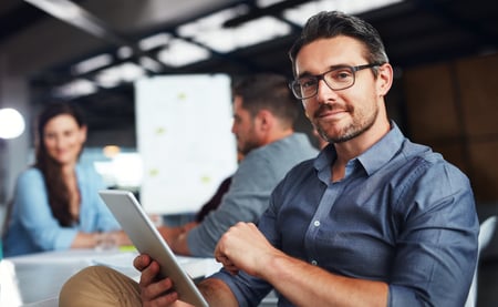 homem com tablet na mão