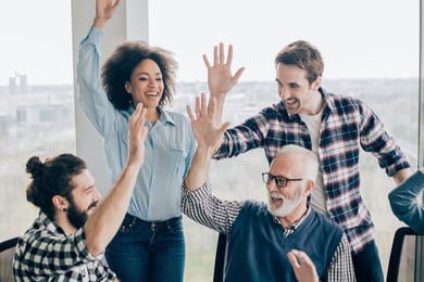 pessoas comemorando em uma sala de reuniões