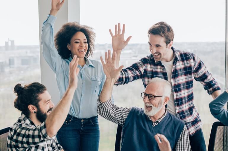 pessoas comemorando no ambiente de trabalho 