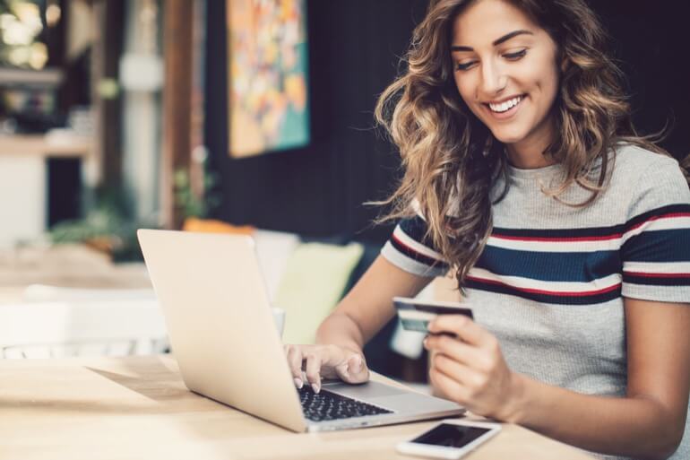 mulher fazendo compra online com cartão